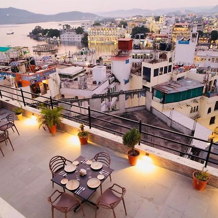 Hotel Lake Paradise Udaipur Bagian luar foto
