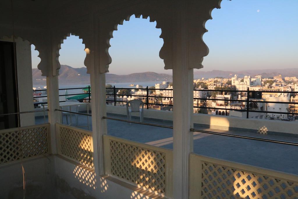 Hotel Lake Paradise Udaipur Bagian luar foto